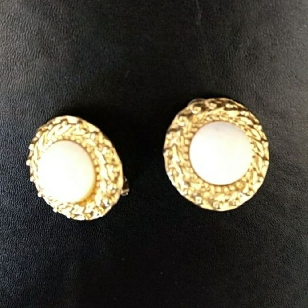 **Final Sale** Vintage gold tone clip on earrings